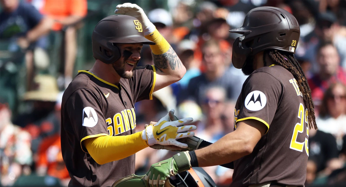 Tatis felicita a Merrill después de que conectar jonrón de dos anotaciones en la primera entrada