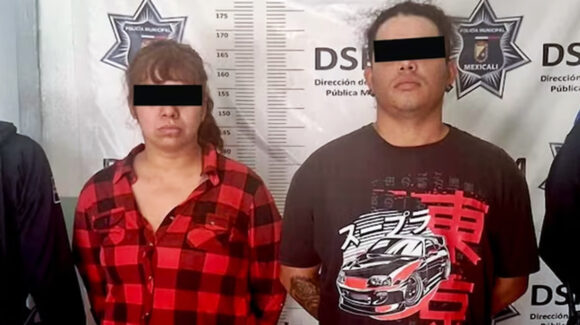 Arrestados en Mexicali: Pareja castigó a niño con autismo arrodillándolo en el lodo y bajo el sol
