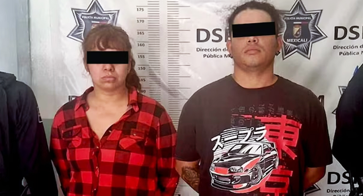 Arrestados en Mexicali: Pareja castigó a niño con autismo arrodillándolo en el lodo y bajo el sol