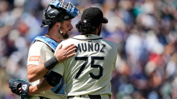 Llegó el 13 para Muñoz; ‘El Plebe’ se apunta el rescate en el triunfo de Mariners ante Red Sox