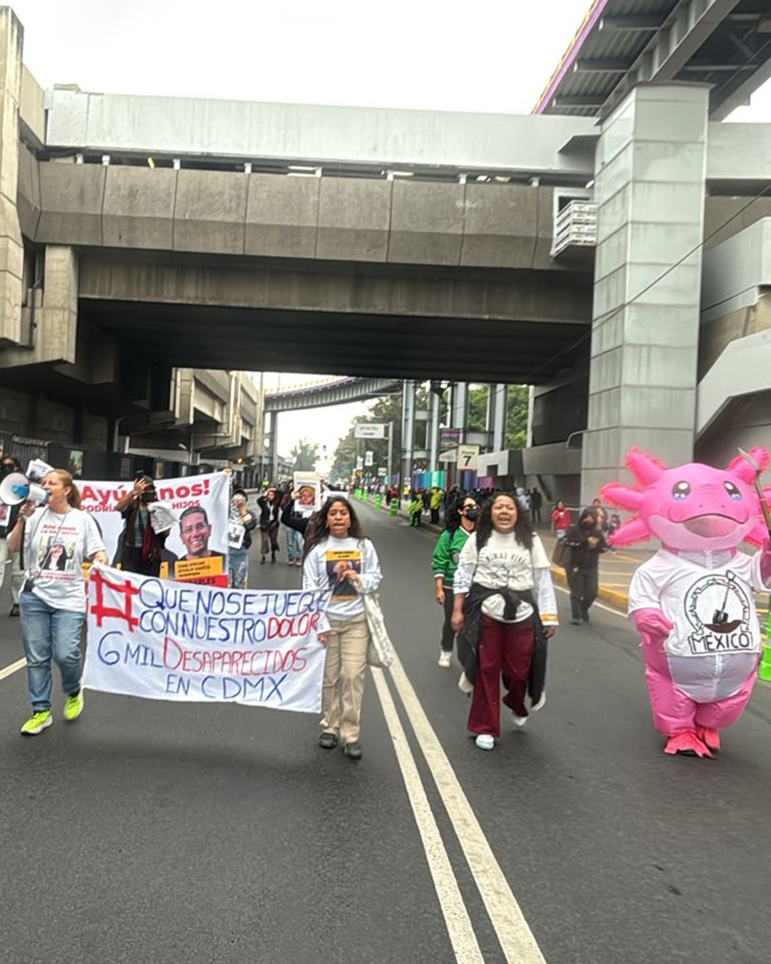 Madres buscadoras bloquean accesos a la Mixhuca durante exhibición del trofeo del Mundial 2026