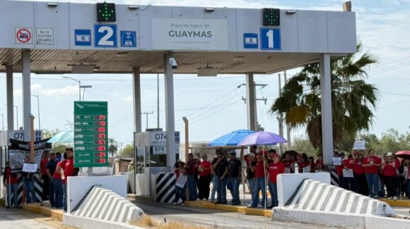 Maestros liberan caseta de cobro de Guaymas como medida de presión