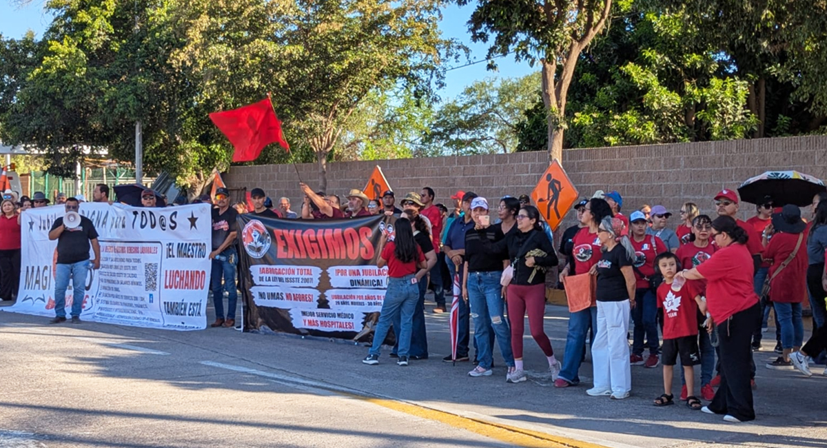 Maestros escalan movilizaciones y toman caseta de peaje en Esperanza