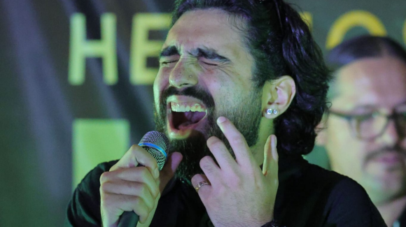 “Lo amo, por eso estoy aquí”: Mauricio, nieto de Hilde Lara, llora al cantar con Grupo Yndio