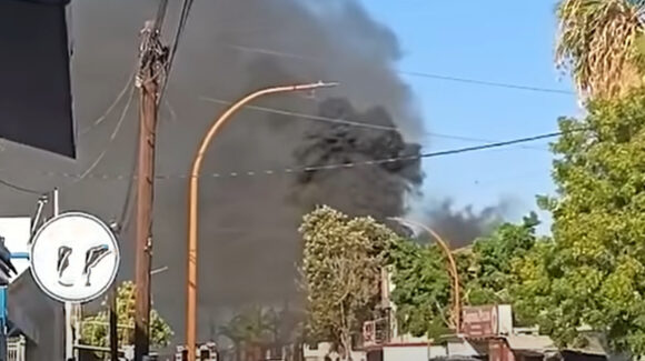 VIDEO: Estallido de pirotecnia provoca fuerte incendio en conocida dulcería del Centro de Navojoa