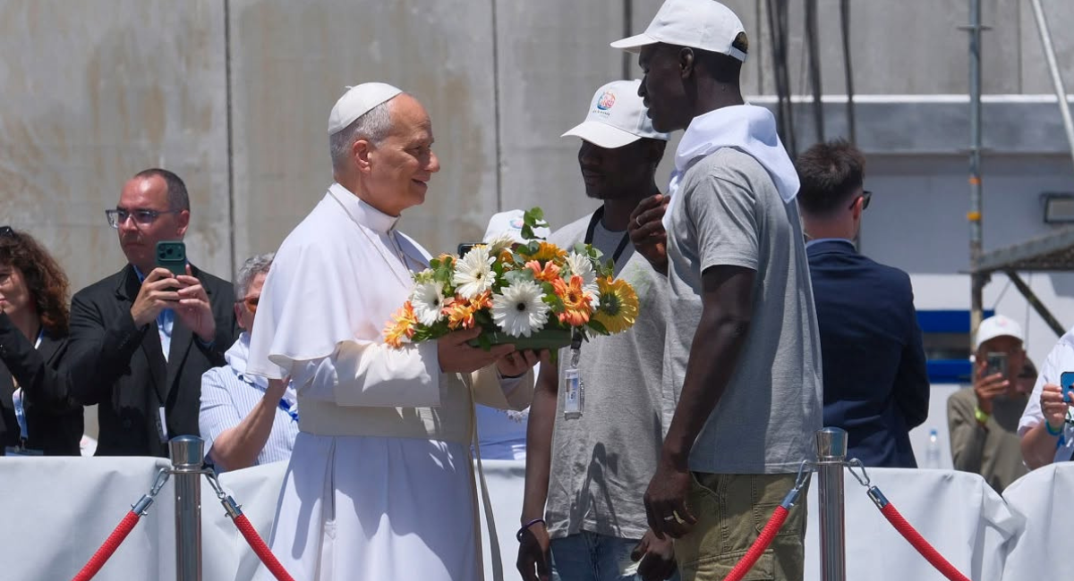 "No se puede hablar de dignidad y dejar que los mares sean cementerios": Papa León XIV critica a Europa