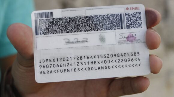 Nueva credencial del INE permitirá registrar identidad no binaria y pertenencia indígena