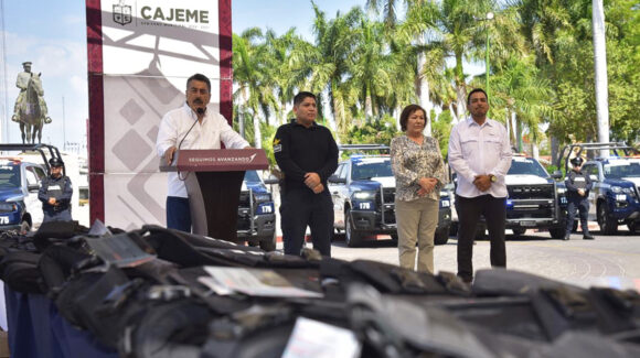 Entrega Lamarque 15 patrullas y equipo táctico para reforzar seguridad en Cajeme