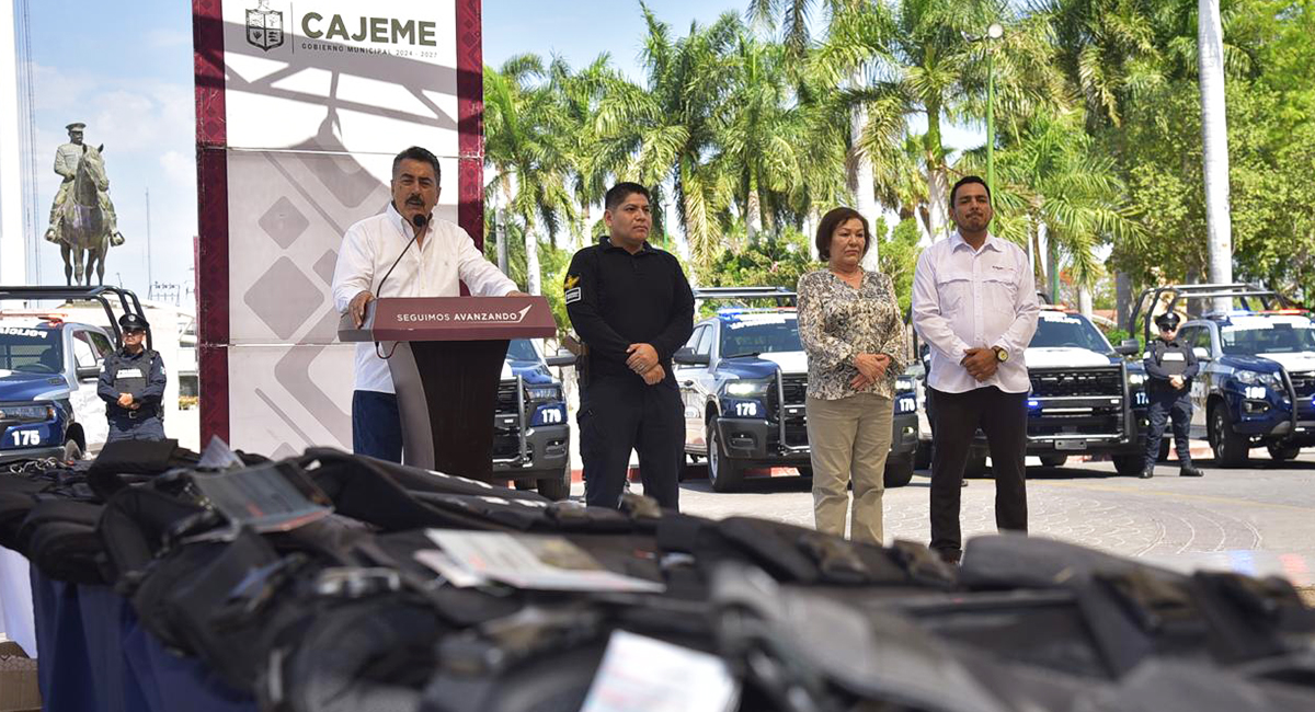 Entrega Lamarque 15 patrullas y equipo táctico para reforzar seguridad en Cajeme
