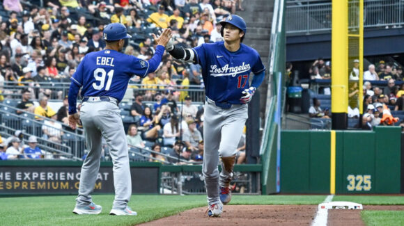 Ohtani dispara un jonrón, pero luego sale lesionado en la victoria de Dodgers ante Pirates