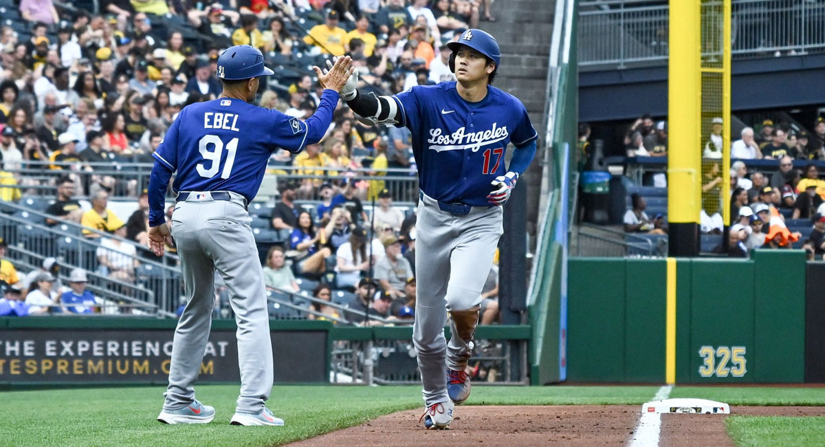 El astro japonés recorre las bases después de disparar su jonrón en la tercera entrada