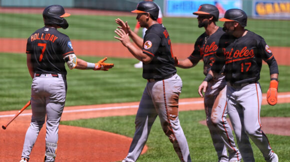 Los Orioles madrugan con 6 carreras en la primera entrada y derrotan a los Red Sox