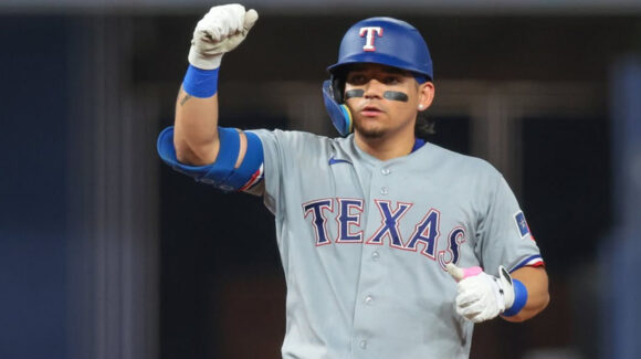 Mexicano Osuna conecta doblete e impulsa a los Rangers al triunfo sobre los Marlins