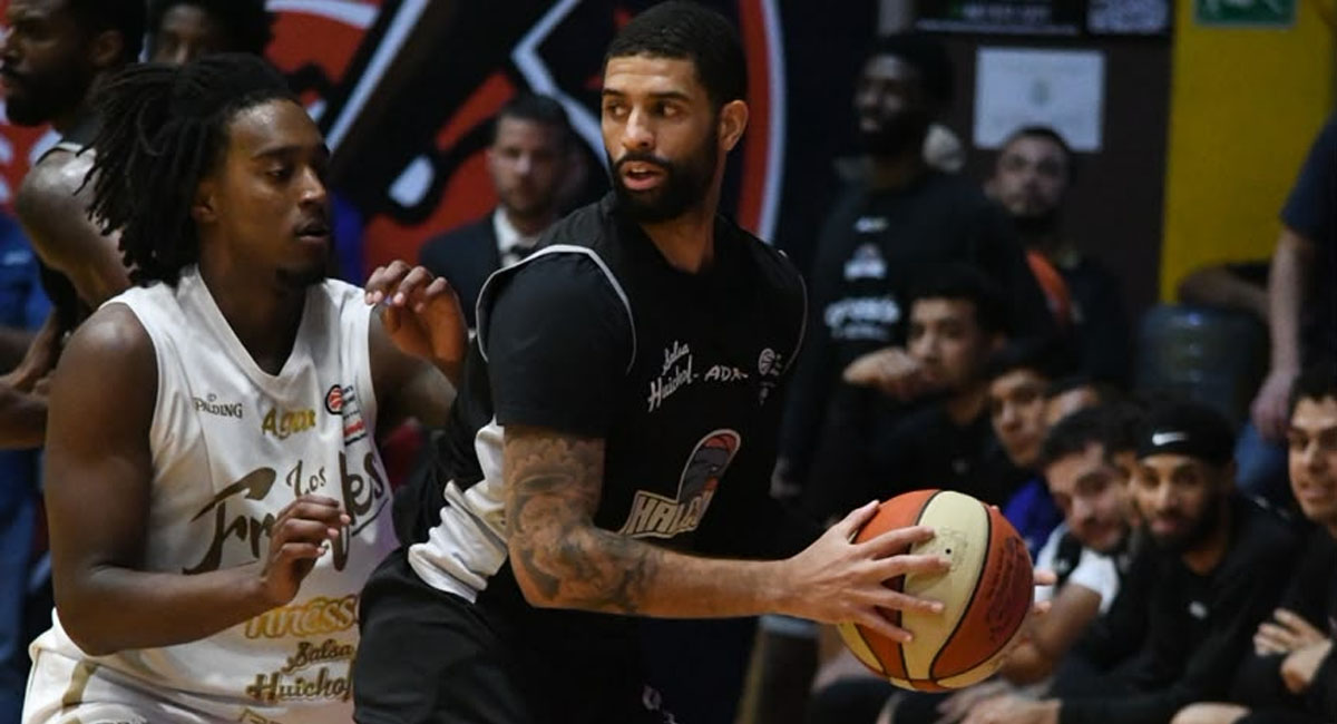 Joshua Perkins es presionado por un jugador de Frayles, durante el tercer cuarto del encuentro