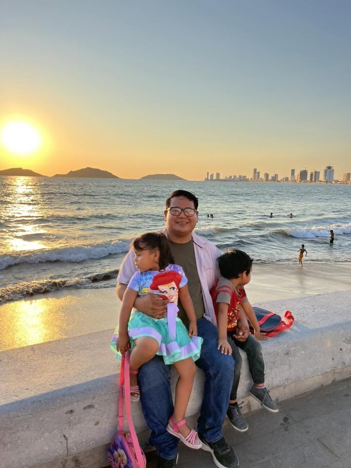 Juan Daniel compartiendo tiempo de calidad con sus dos pequeños hijos
