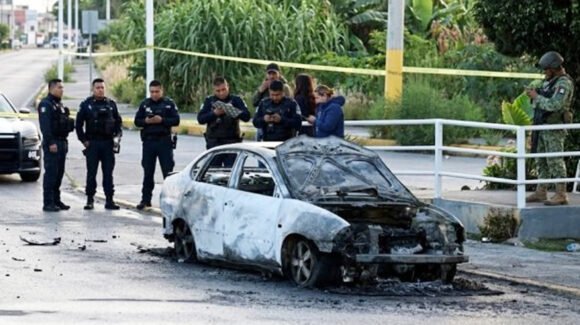 VIDEO: Abandonan cuerpo dentro de vehículo incendiado en Puebla; dejaron narcomensaje en el lugar