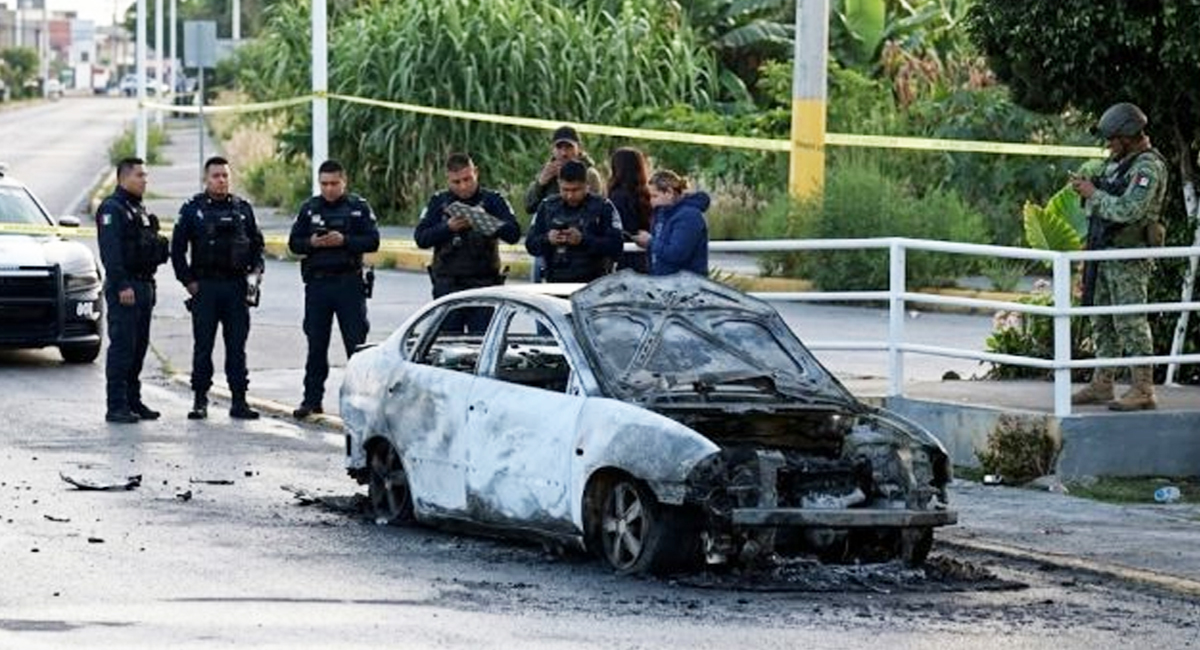 VIDEO: Abandonan cuerpo dentro de vehículo incendiado en Puebla; dejaron narcomensaje en el lugar