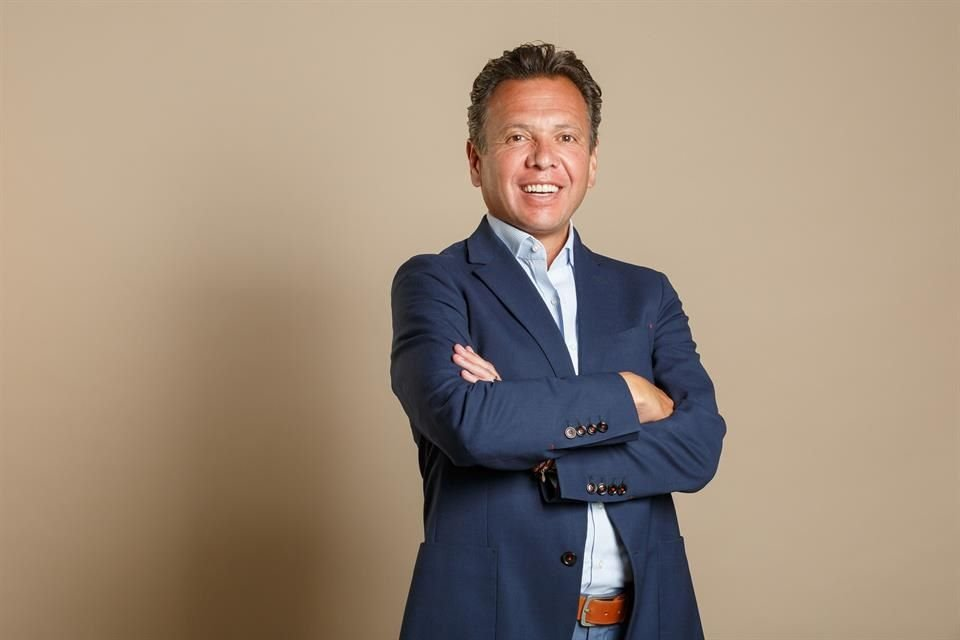 Pablo Lemus decreta suspensión de clases el jueves en Jalisco por el México vs Corea del Sur El próximo jueves 18 de junio de 2026 será un día histórico para Jalisco, y para celebrarlo, el gobernador del estado ha decretado un asueto escolar en toda la entidad Por primera vez en la historia de las Copas del Mundo, la Selección Mexicana de Futbol jugará un partido oficial en la ciudad de Guadalajara, lo que ha llevado a las autoridades del estad a tomar medidas especiales para que las familias tapatías puedan disfrutar del encuentro del combinado nacional. Pablo Lemus decreta suspensión de clases el jueves 18 de junio El gobernador de Jalisco, Pablo Lemus, anunció de manera oficial la suspensión de clases en todos los niveles educativos del estado para el próximo jueves 18 de junio. En su mensaje, destacó que la decisión tiene como objetivo principal permitir que las familias de Jalisco, incluyendo niñas, niños y el cuerpo docente, puedan vivir la gran fiesta mundialista y apoyar al equipo tricolor. Partido: México vs. Corea del Sur Sede: Estadio Guadalajara Fecha: Jueves, 18 de junio de 2026 Horario: 19:00 horas Las familias de Jalisco, nuestras niñas, niños, maestras y maestros van a poder disfrutar de esta gran fiesta mundialista y apoyando por supuesto a la Selección Mexicana de Futbol", dijo el gobernador. ¿Habrá labores en oficinas de gobierno y dependencias? Para evitar confusiones en los trámites y servicios ciudadanos, Pablo Lemus aclaró si en el nuevo decreto entran las oficinas de gobierno y dependencias como ocurrió en la inauguración de la fiesta mundialista. A diferencia del sector educativo, el sector gubernamental no tendrá asueto. Todas las oficinas, dependencias y servicios del estado trabajarán con absoluta normalidad durante el jueves 18 de junio. Si tienes algún trámite programado, podrás realizarlo sin contratiempos. Escuelas (Públicas y Privadas): Sin clases (Asueto oficial decretado). Oficinas de Gobierno: Laboran con normalidad. Sector Privado: Dependerá de cada empresa (no es un asueto contemplado en la Ley Federal del Trabajo, sino un decreto estatal enfocado al sector educativo). He decidido decretar el asueto de clases para este próximo jueves 18 de junio en todo el estado de Jalisco, quiero dejar muy claro que todo el sector gubernamental trabajará con absoluta normalidad durante el próximo jueves", destacó Lemus.