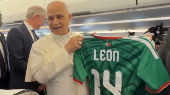 Papa León XIV recibe playera de México rumbo al Mundial 2026