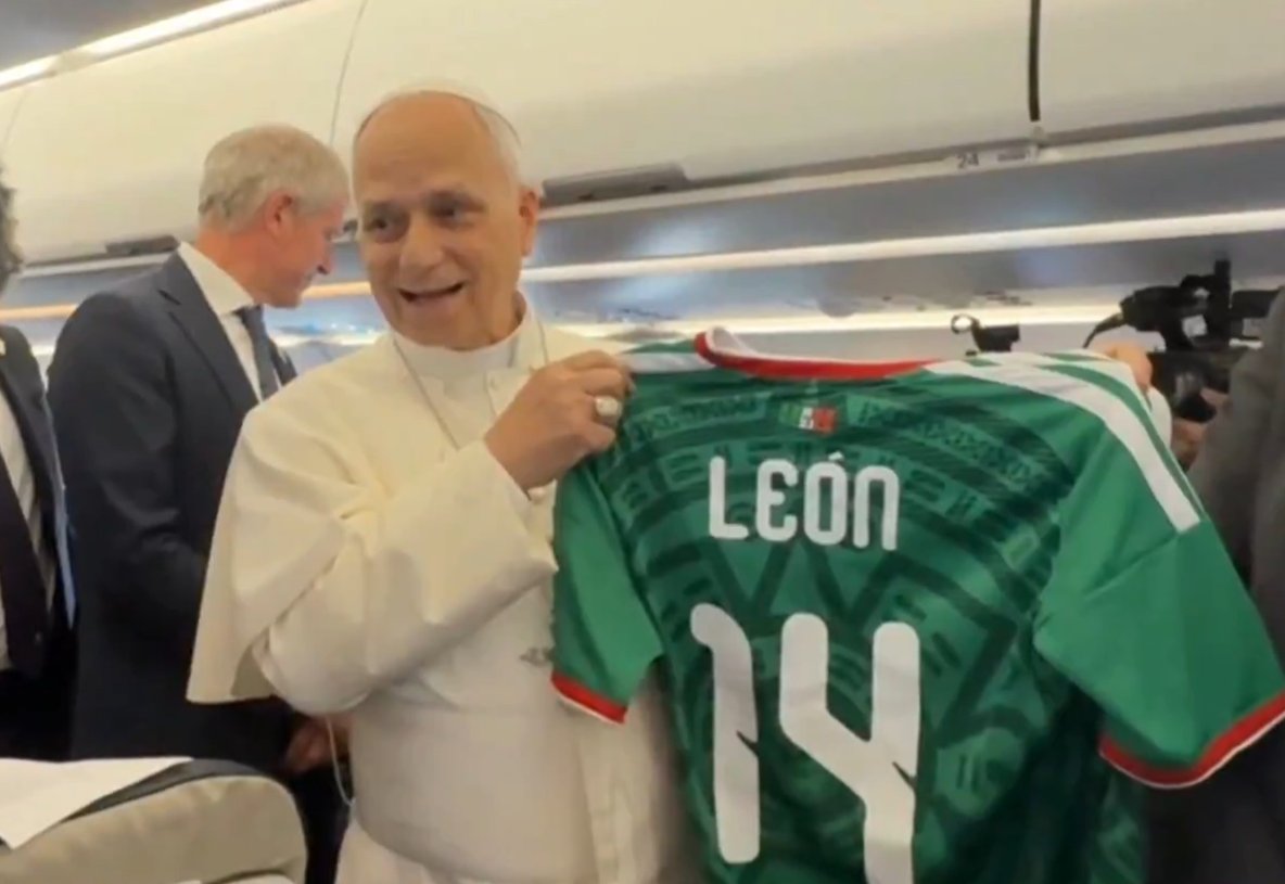 Papa León XIV recibe playera de México rumbo al Mundial 2026.