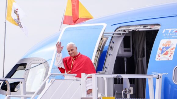 Papa León XIV viraliza meme ‘six seven’ de TikTok en recorrido por las calles de Madrid