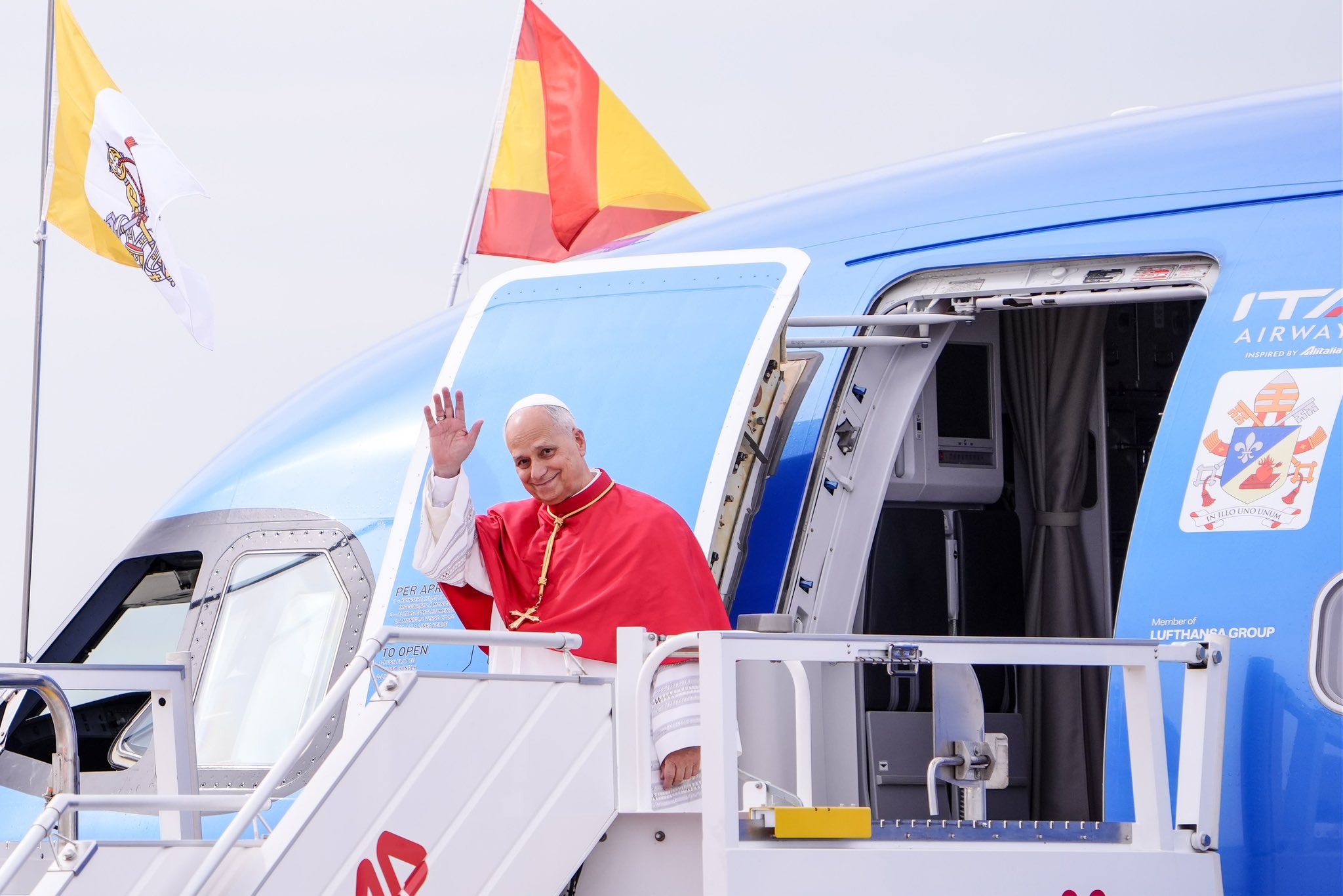 Papa León XIV viraliza meme ‘six seven’ de TikTok en recorrido por las calles de Madrid.