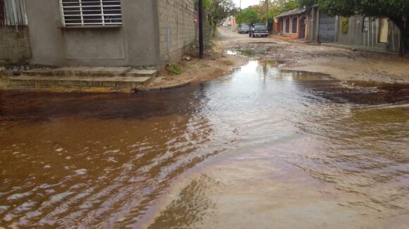 Pemex atiende derrame de petróleo en calles de Salina Cruz, Oaxaca