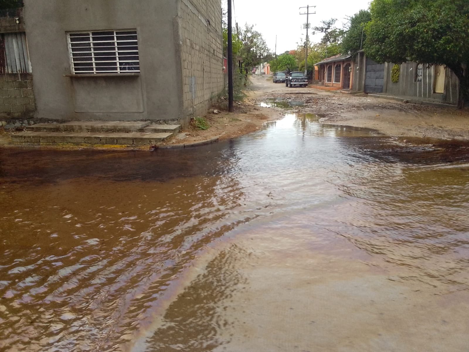 Pemex atiende derrame de petróleo en calles de Salina Cruz, Oaxaca.