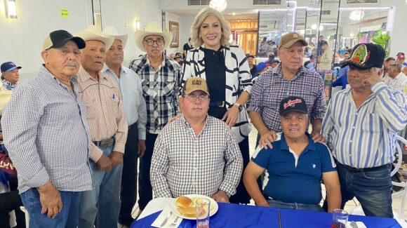 Claudia Santacruz, presidenta de Cajeme, convive con los jubilados del Ayuntamiento por el Día del Padre