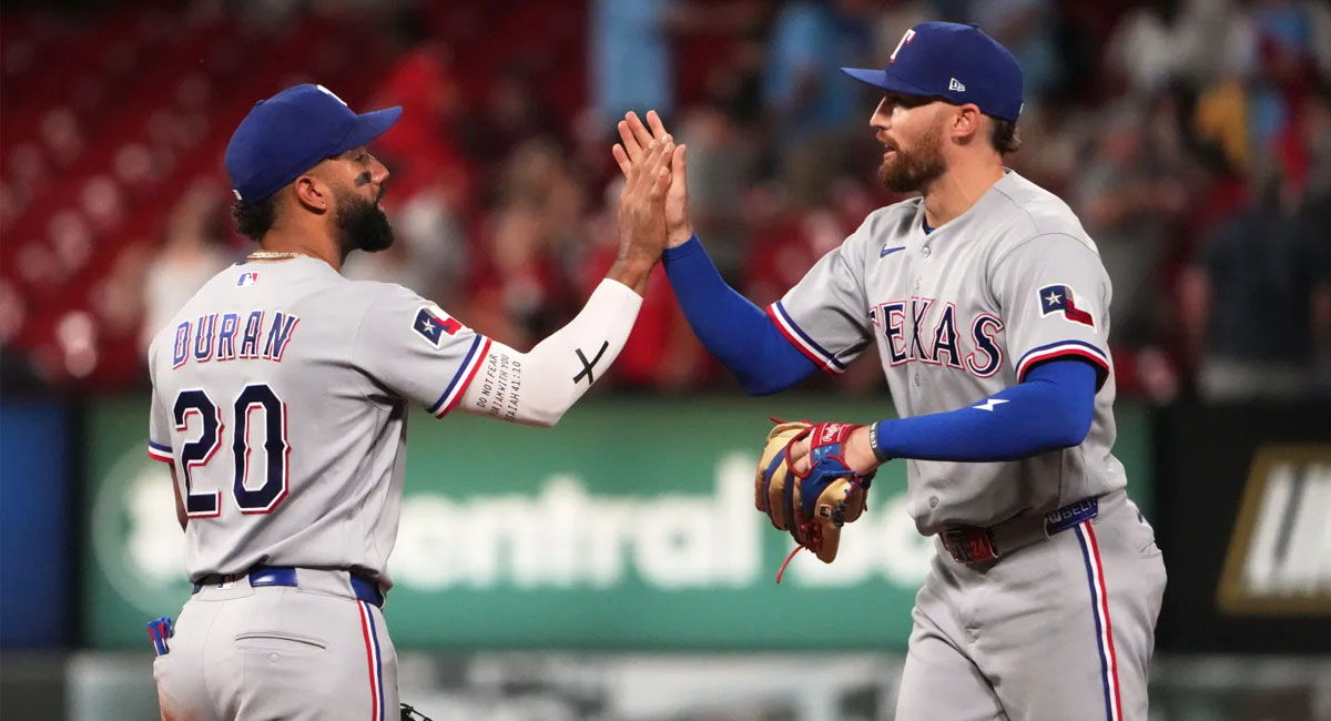 Los Rangers sacaron el triunfo en el primero de la serie en St. Louis