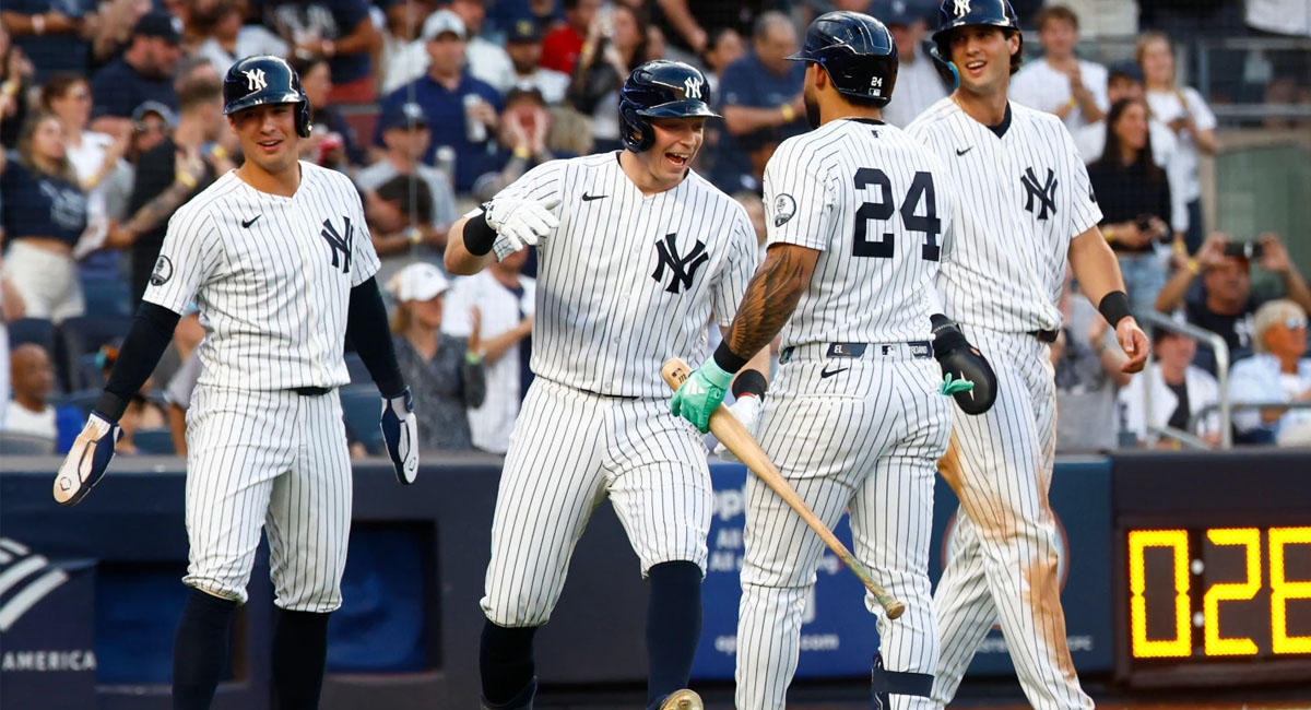 Rice es felicitado después de conectar su cuadrangular