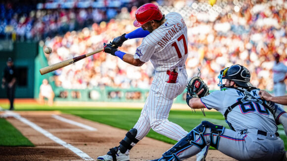 Rincones batea un jonrón para su primer hit en MLB en apoyo a Wheeler y Phillies derrotan a Marlins