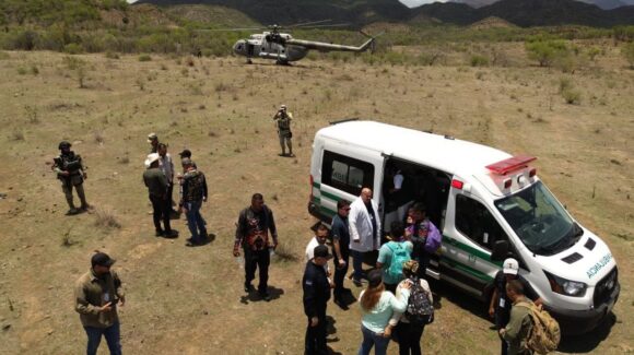 Rescatan a activistas atrapados por creciente de río en la Sierra de Álamos