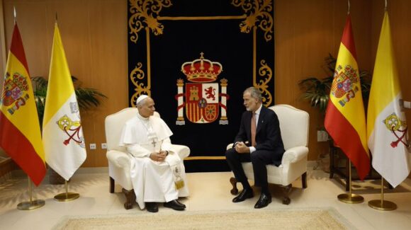 ¡Tendrá un Falcon! Rey Felipe VI entrega regalo especial al papa León XIV tras avería de avión