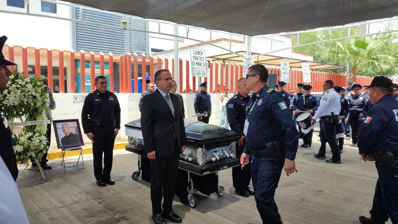 Rinden homenaje a policía caído en cumplimiento de su deber en Hermosillo