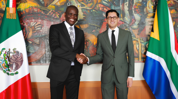 Roberto Velasco recibe al ministro de Sudáfrica previo a la inauguración del Mundial 2026