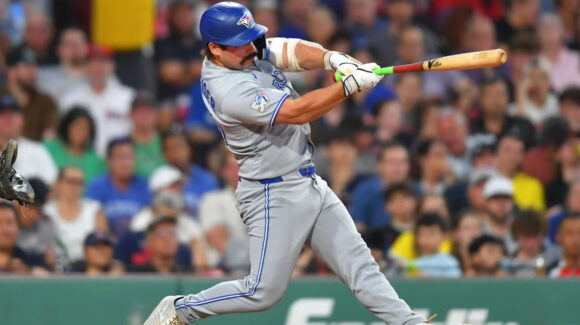 Schneider y Giménez lideran la ofensiva de los Blue Jays para imponerse ante los Red Sox