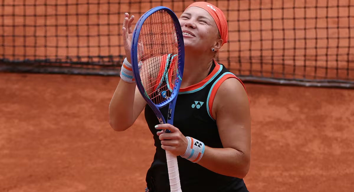 Diana Shnaider festeja después de su victoria que la acerca más a su primer título de Grand Slam