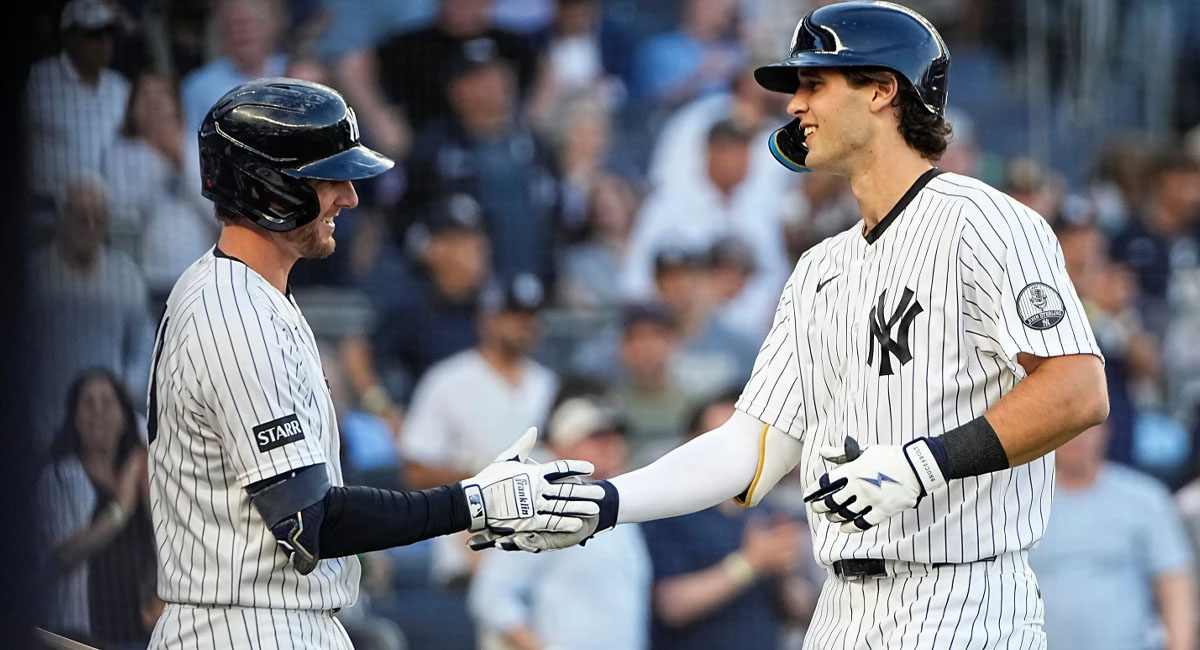 Spencer es felicitado por Bellinger, después de conectar su cuadrangular