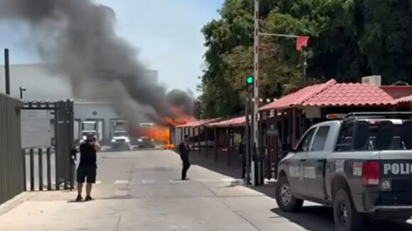 Incendio en empresa de frutas en Hermosillo deja dos camiones calcinados y destruidos