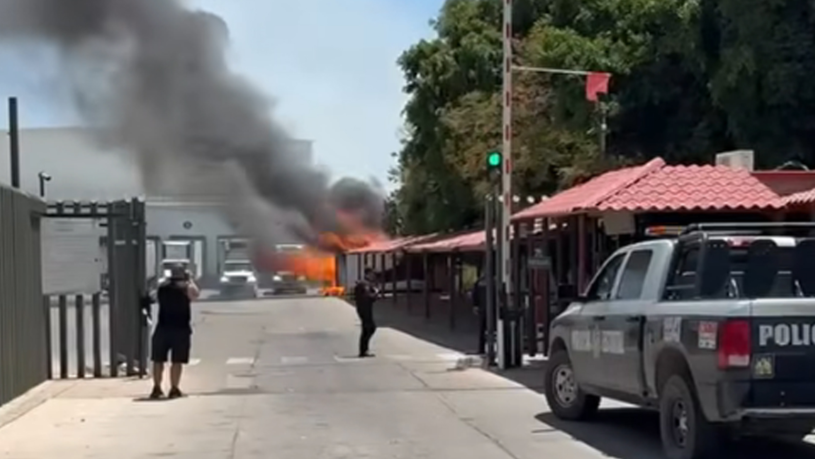 Se incendian camiones en empresa distribuidora de fruta en Hermosillo