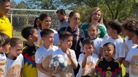 Sheinbaum juega futbol con niños en Mexicali tras inaugurar central eléctrica