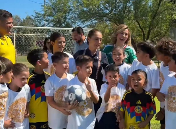 Sheinbaum juega futbol con niños en Mexicali tras inaugurar central eléctrica