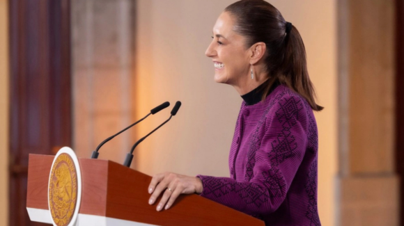 Sheinbaum llama a limitar el uso excesivo de celulares en menores y regular la IA