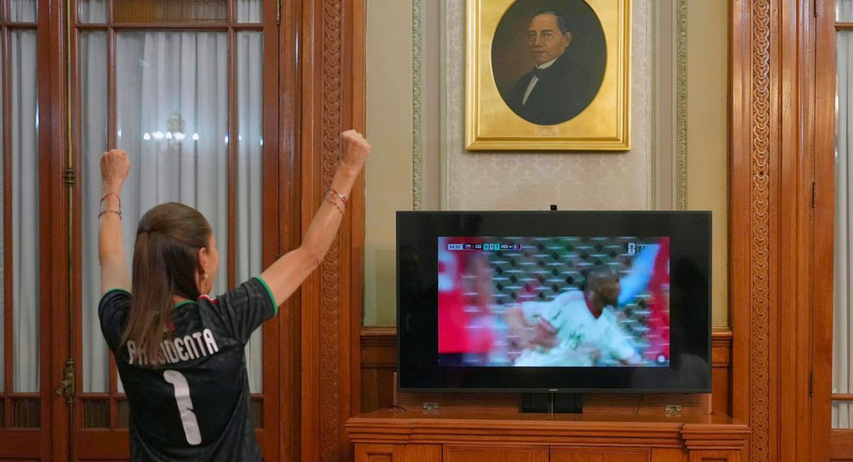 Claudia Sheinbaum celebra histórico paso perfecto de México en el Mundial