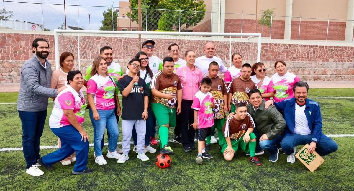 Sheinbaum reconoce a jóvenes potosinos con boletos para la Copa del Mundo 2026