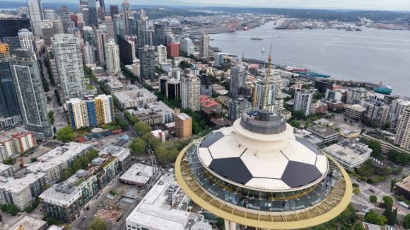 ¡Sorprendente! Seattle transforma Space Needle en balón de futbol para el Mundial 2026