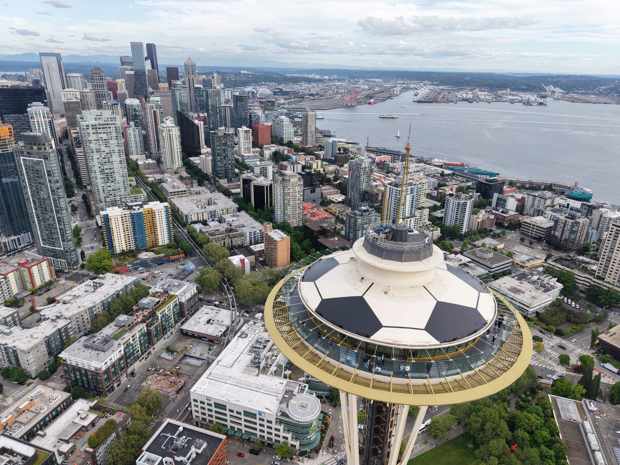 ¡Sorprendente! Seattle transforma Space Needle en balón de futbol para el Mundial 2026.