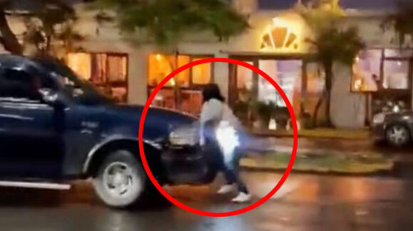 VIDEO: Conductor arrolla a repartidora que intentaba impedir fuga tras protagonizar choque en Puebla