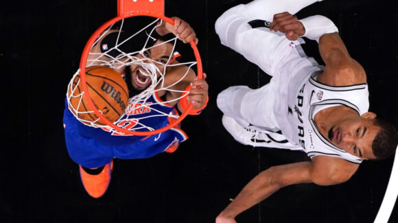 A medio camino; Knicks resisten para vencer a los Spurs y colocan 2-0 las Finales de la NBA
